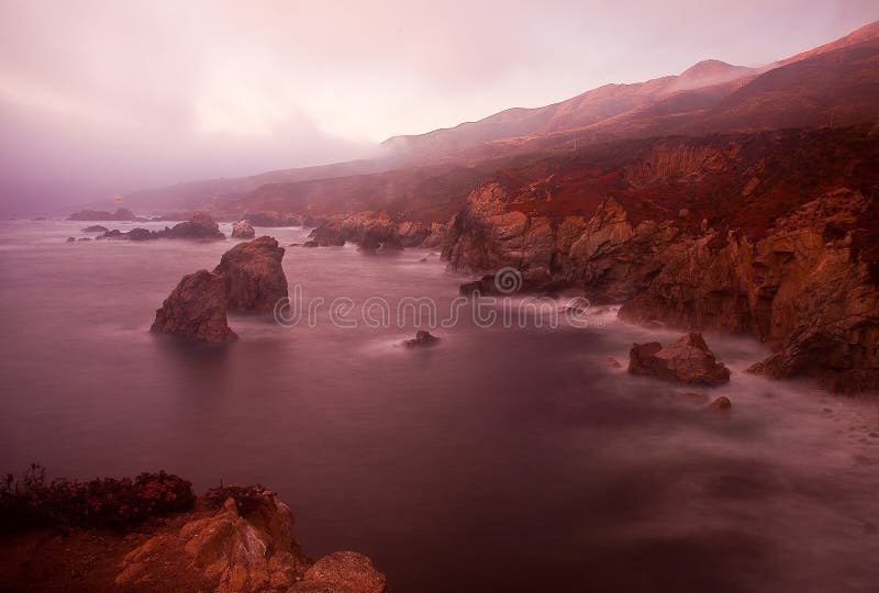 Ηλιοβασίλεμα στο κρατικό πάρκο Garrapata, μεγάλο Sur, Καλιφόρνια στοκ εικόνες Ηλιοβασίλεμα στο κρατικό πάρκο Garrapata, μεγάλο Sur, Καλιφόρνια στοκ εικόνες