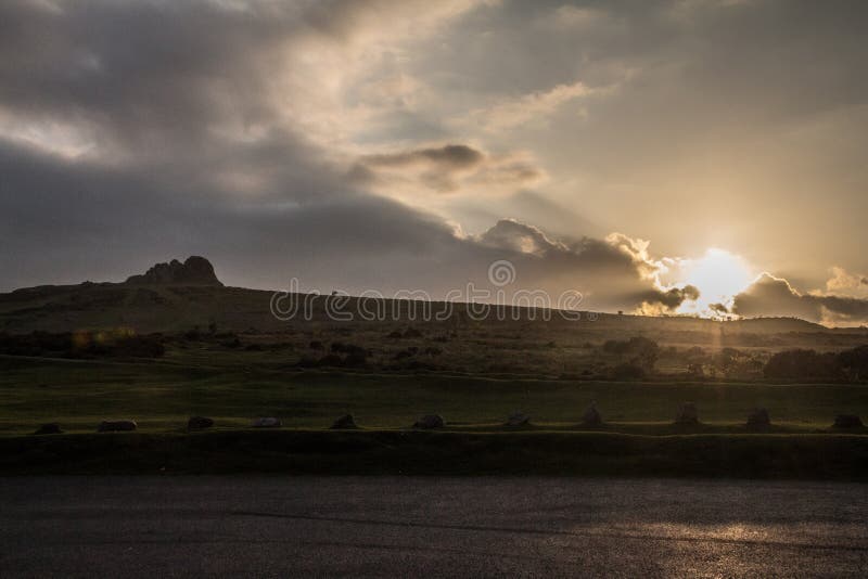 Ηλιοβασίλεμα στους βράχους Haytor, εθνικό πάρκο Dartmoor, Devon στοκ εικόνες με δικαίωμα ελεύθερης χρήσης Ηλιοβασίλεμα στους βράχους Haytor, εθνικό πάρκο Dartmoor, Devon στοκ εικόνες με δικαίωμα ελεύθερης χρήσης