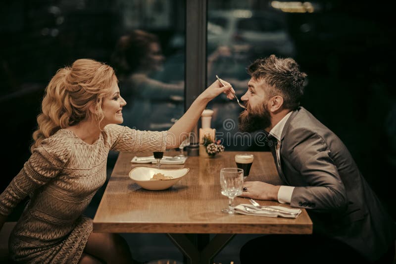 Ημέρα βαλεντίνων με την προκλητική γυναίκα και το γενειοφόρο άνδρα Ημερομηνία του οικογενειακού ζεύγους στις ρομαντικές σχέσεις, στοκ εικόνα Ημέρα βαλεντίνων με την προκλητική γυναίκα και το γενειοφόρο άνδρα Ημερομηνία του οικογενειακού ζεύγους στις ρομαντικές σχέσεις, στοκ εικόνα