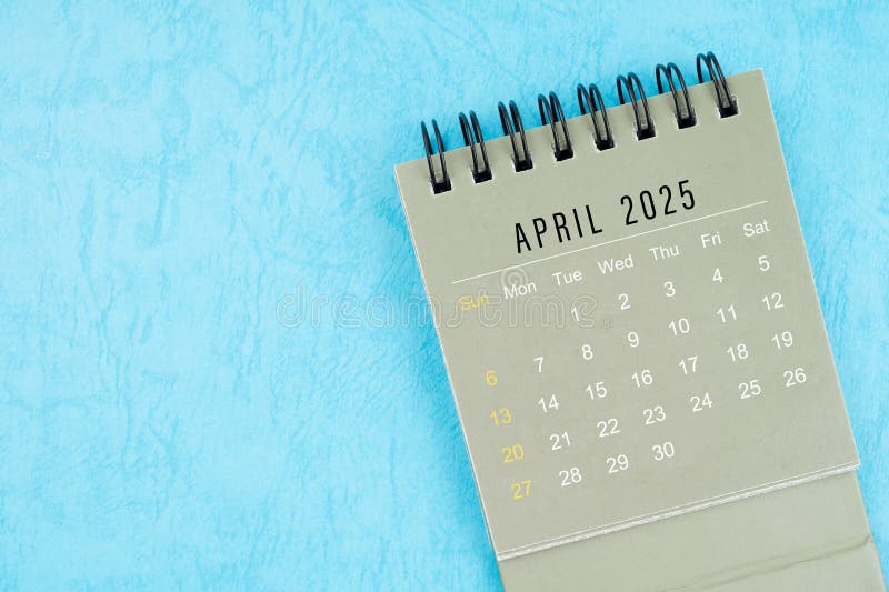 ημερολόγιο γραφείου απριλίου 2025 στο μπλε φόντο στοκ φωτογραφίες