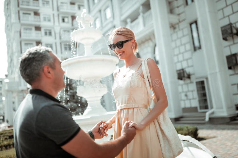 Ημερομηνία πρωινού ενός όμορφου παντρεμένου ζευγαριού στοκ εικόνα Ημερομηνία πρωινού ενός όμορφου παντρεμένου ζευγαριού στοκ εικόνα