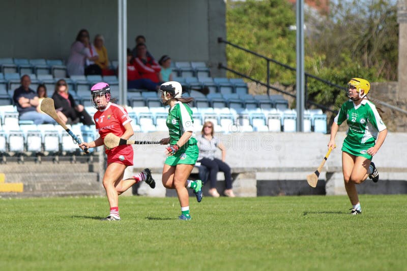 Ημι τελικό πρωταθλήματος Camogie κατώτερο - πεντάστιχο εναντίον του Κορκ στοκ φωτογραφία Ημι τελικό πρωταθλήματος Camogie κατώτερο - πεντάστιχο εναντίον του Κορκ στοκ φωτογραφία