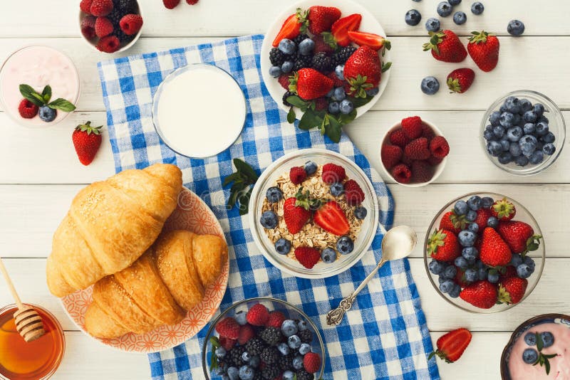 Ηπειρωτικό πρόγευμα με τα croissants και τα μούρα στο ελεγμένο γ στοκ φωτογραφία με δικαίωμα ελεύθερης χρήσης Ηπειρωτικό πρόγευμα με τα croissants και τα μούρα στο ελεγμένο γ στοκ φωτογραφία με δικαίωμα ελεύθερης χρήσης