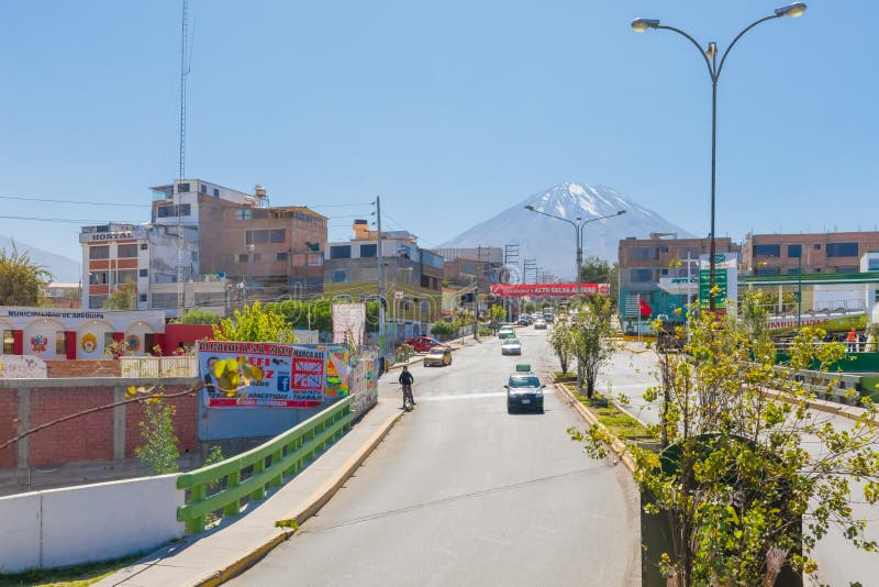 Ηφαίστειο Misti που βλέπει από την πόλη Arequipa Περού στοκ εικόνα με δικαίωμα ελεύθερης χρήσης Ηφαίστειο Misti που βλέπει από την πόλη Arequipa Περού στοκ εικόνα με δικαίωμα ελεύθερης χρήσης