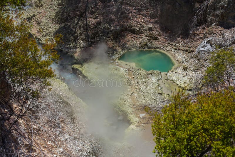 Ηφαιστειακές λίμνες σε wai-ο-Tapu ή ιερό θερμική χώρα των θαυμάτων Rotorua Νέα Ζηλανδία νερών †τη « στοκ εικόνα Ηφαιστειακές λίμνες σε wai-ο-Tapu ή ιερό θερμική χώρα των θαυμάτων Rotorua Νέα Ζηλανδία νερών †τη « στοκ εικόνα