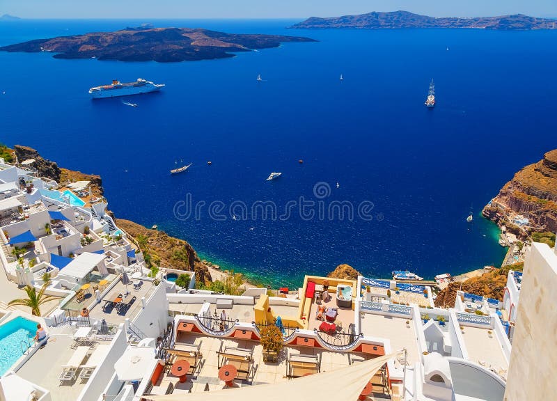 Ηφαιστειακό caldera Santorini όπως βλέπει από Fira, κεφάλαιο Santorini, Ελλάδα Ξενοδοχεία με οι τουρίστες στοκ φωτογραφία Ηφαιστειακό caldera Santorini όπως βλέπει από Fira, κεφάλαιο Santorini, Ελλάδα Ξενοδοχεία με οι τουρίστες στοκ φωτογραφία