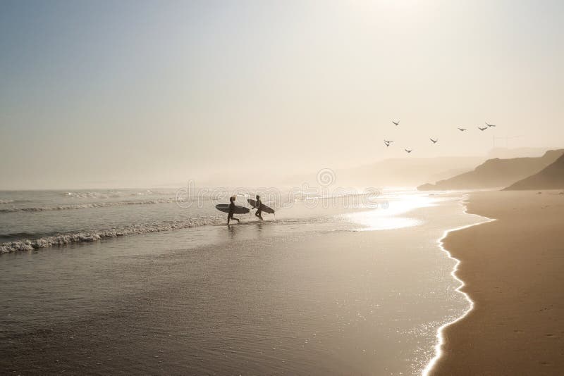 θέα surfer beach praia do lagido και island baleal στη θερινή πενίκη πορτογαλία στοκ φωτογραφία