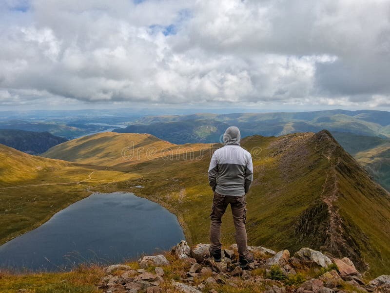 θέα από την κορυφή του helvellyn στην περιοχή του εθνικού πάρκου της αγγλίας στοκ φωτογραφία