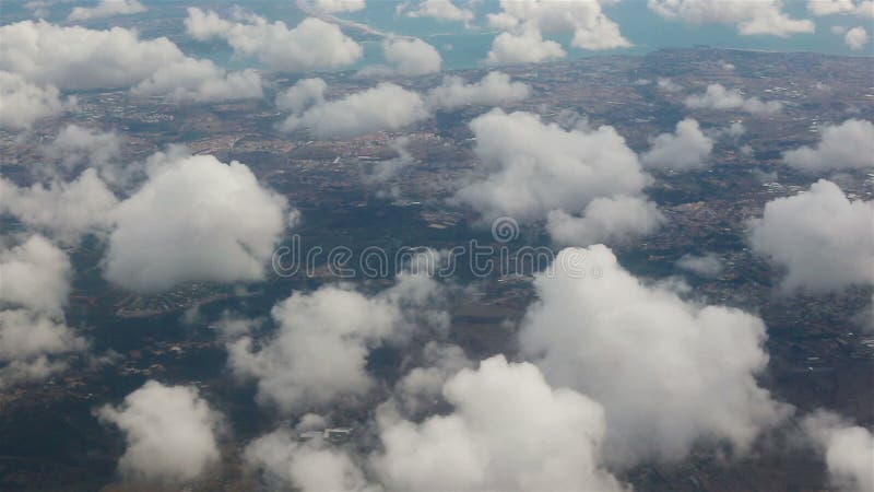 Θέα αριό την ριλευρά ενό αεροριλαισίου Σύννεφα πάνω από τη Λισαβόνα