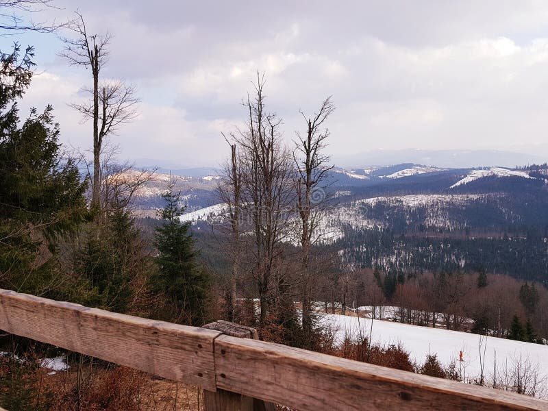 Θέα βουνού στο χιονοδρομικό κέντρο Bukovel, Carpathians, Ουκρανία στοκ εικόνες Θέα βουνού στο χιονοδρομικό κέντρο Bukovel, Carpathians, Ουκρανία στοκ εικόνες