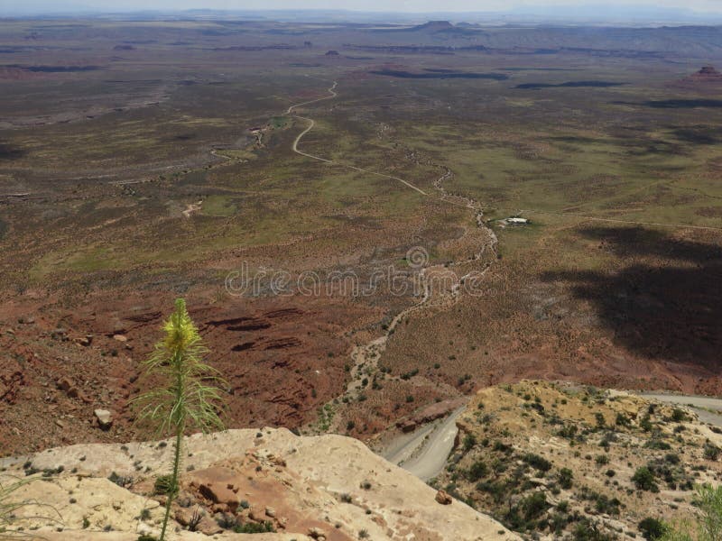 θέα στην ερήη αριό το τοριίο moki dugway στην εθνική οδό utah 261 στοκ εικόνες