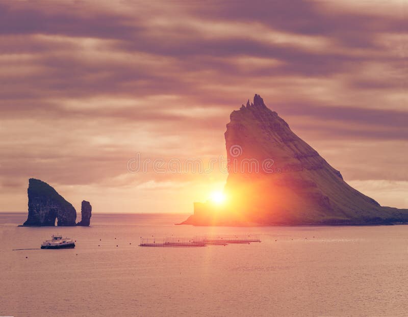 Θέα Στο Drangarnir Και Στο Tindholmur Sea Stack, Ανατολή, Όμορφη Φύση Των Νήσων Φερόε στοκ φωτογραφίες