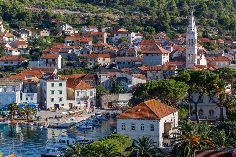 θέα στον κόλπο της μικρής πόλης jelsa στο νησί χβαρ κροατία στοκ εικόνες
