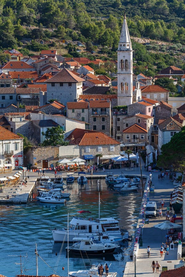 θέα στον κόλπο της μικρής πόλης jelsa στο νησί χβαρ κροατία στοκ εικόνες με δικαίωμα ελεύθερης χρήσης
