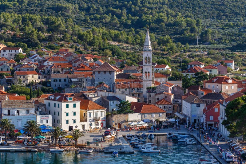 θέα στον κόλπο της μικρής πόλης jelsa στο νησί χβαρ κροατία στοκ εικόνες