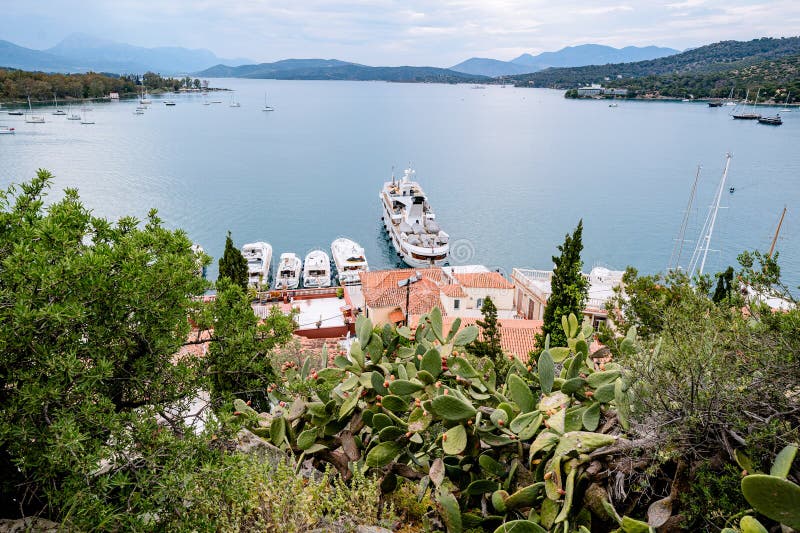 Θέα τη θάλασσα εκτυλίσσεται αριό τον Πύργο του Ρολογιού τη Ελλάδα στοκ εικόνες