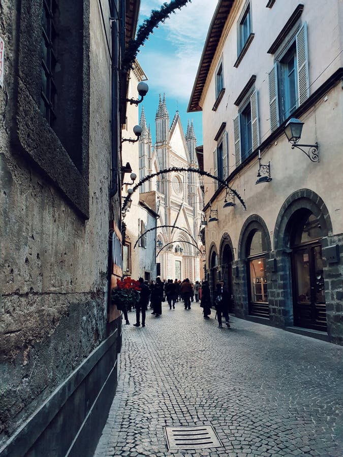 θέα του duomo di orvieto ενός από τους ωραιότερους καθεδρικούς ναούς στην ιταλία στοκ φωτογραφία