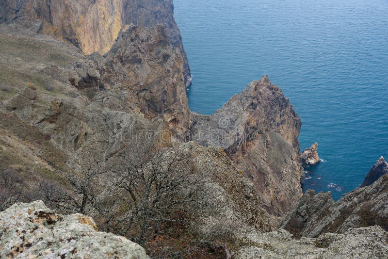 θέα του λέοντος rock στη μαύρη θάλασσα. απόθεμα karadag την άνοιξη. κριμαία στοκ φωτογραφία