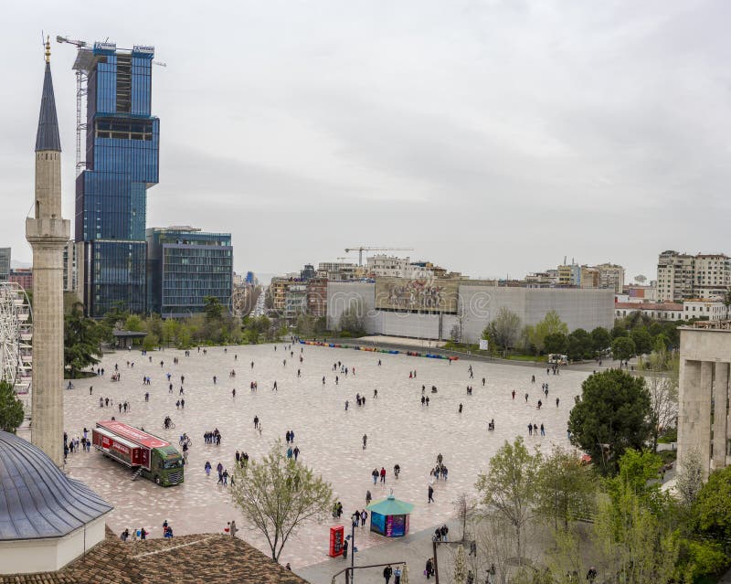 Θέα υψηλής γωνίας στην πλατεία Σκάντερμπεγκ στα Τίρανα της Αλβανίας στοκ εικόνα