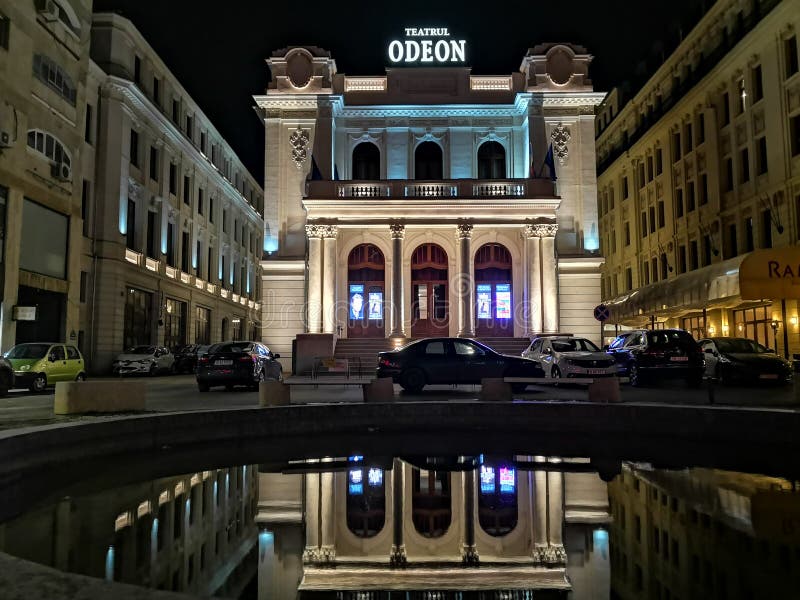 Θέατρο Odeon στο Βουκουρέστι, τη νύχτα στοκ εικόνα με δικαίωμα ελεύθερης χρήσης Θέατρο Odeon στο Βουκουρέστι, τη νύχτα στοκ εικόνα με δικαίωμα ελεύθερης χρήσης