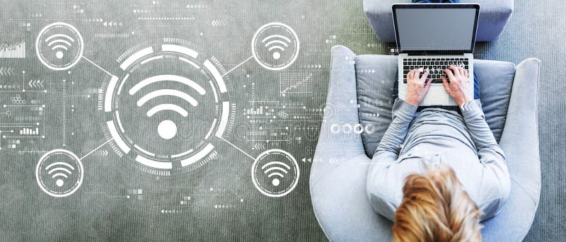 θέμα wifi με τον άνδρα που χρησιμοποιεί φορητό υπολογιστή στοκ εικόνα με δικαίωμα ελεύθερης χρήσης