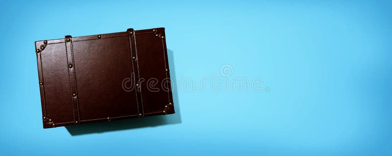 θέμα ταξιδιού με μια παλιά βαλίτσα. θέμα ταξιδίου με ένα παλιό μοντέρνο σετ βαλίτσες