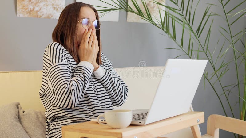 θέματα σύνδεσης στο διαδίκτυο. απομακρυσμένο γραφείο. πλατφόρμα εικονικών συσκέψεων. ασύρματη τεχνολογία. σοκαρισμένη καστανή γυνα απόθεμα βίντεο