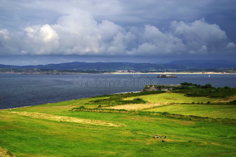 Θέρετρο του σαντάντερ Cantabria - τη Isla και Faro de Mouro και Playa de Loredo στο υπόβαθρο στοκ φωτογραφίες