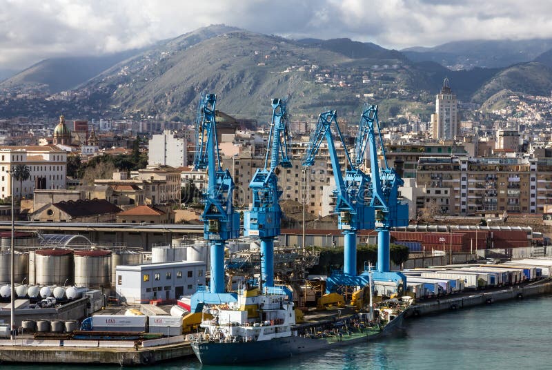 Θαλάσσιος λιμένας του Παλέρμου σε Sicilia, βιομηχανικός λιμένας, Ιταλία στοκ εικόνες Θαλάσσιος λιμένας του Παλέρμου σε Sicilia, βιομηχανικός λιμένας, Ιταλία στοκ εικόνες