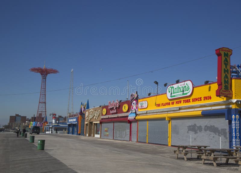 Θαλάσσιος περίπατος Coney Island με το άλμα αλεξίπτωτων στο υπόβαθρο στοκ εικόνες με δικαίωμα ελεύθερης χρήσης