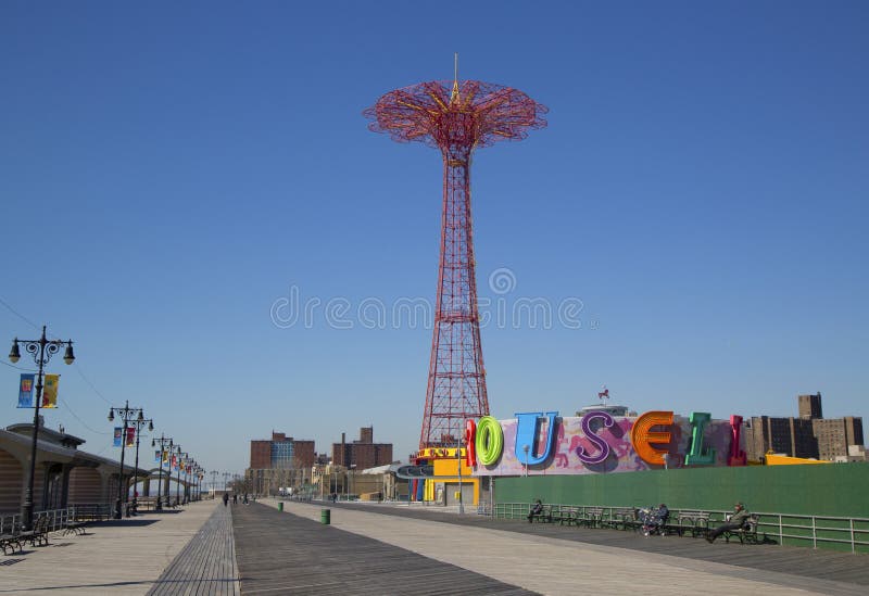 Θαλάσσιος περίπατος Coney Island με το άλμα αλεξίπτωτων στο υπόβαθρο στοκ εικόνες
