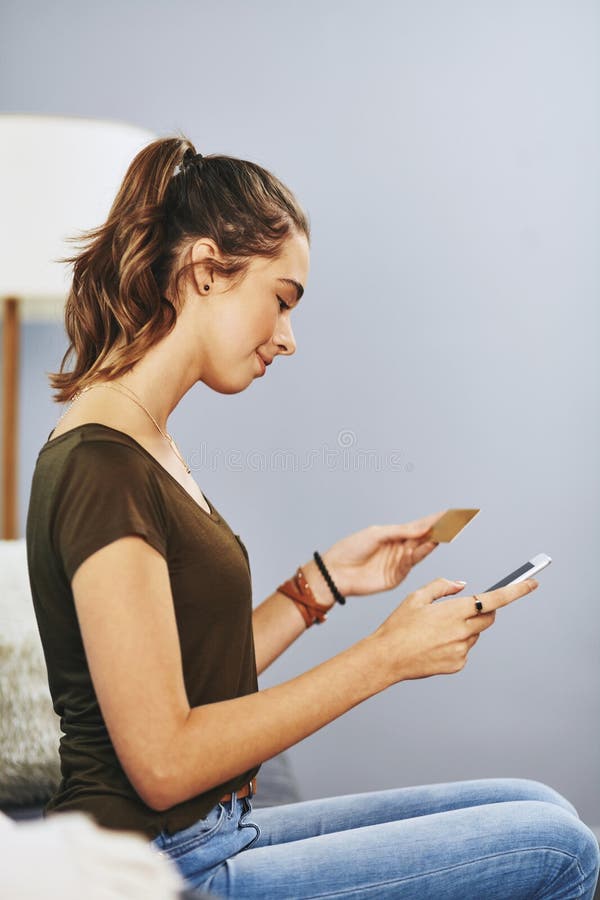 θα βρείτε όλα όσα αναζητάτε online. μια όμορφη νεαρή γυναίκα που χρησιμοποιεί το κινητό και την πιστωτική της για να κάνει κάτι. μια όμορφη νεαρή γυναίκα που χρησιμοποιεί το κινητό και την πιστωτική της για να κάνει κάποια διαδικτυακά ψώνια στο σπίτι.