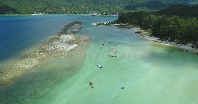 θαλάσσια οροθέα. τροπικό νησιωτικό τοπίο αμμώδης παραλία καθαρό νερό