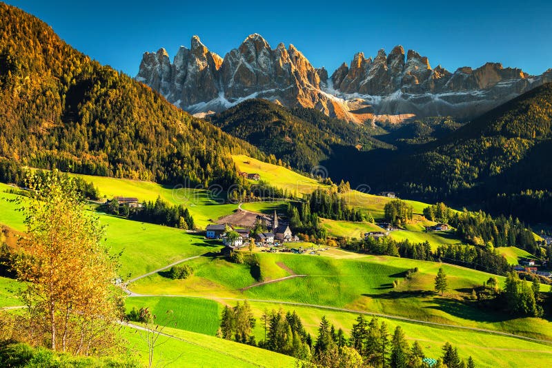 Θαυμάσιο τοπίο φθινοπώρου με το χωριό Santa Maddalena, δολομίτες, Ιταλία, Ευρώπη στοκ φωτογραφία