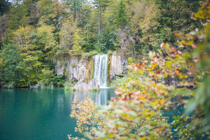 Θαυμάσιοι καταρράκτης και λίμνη σε Plitvice στοκ εικόνες Θαυμάσιοι καταρράκτης και λίμνη σε Plitvice στοκ εικόνες