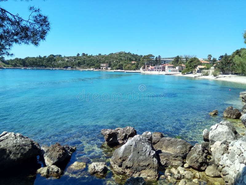 Θεαματική άποψη των εξωραϊσμένων αδριατικών βουνών απότομων βράχων θάλασσας και πετρών με το δάσος πεύκων στη Δαλματία, Κροατία, στοκ εικόνες Θεαματική άποψη των εξωραϊσμένων αδριατικών βουνών απότομων βράχων θάλασσας και πετρών με το δάσος πεύκων στη Δαλματία, Κροατία, στοκ εικόνες