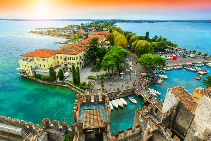 Θεαματικό πανόραμα από τον πύργο Scaliger, Sirmione, λίμνη Garda, Ιταλία στοκ εικόνα με δικαίωμα ελεύθερης χρήσης