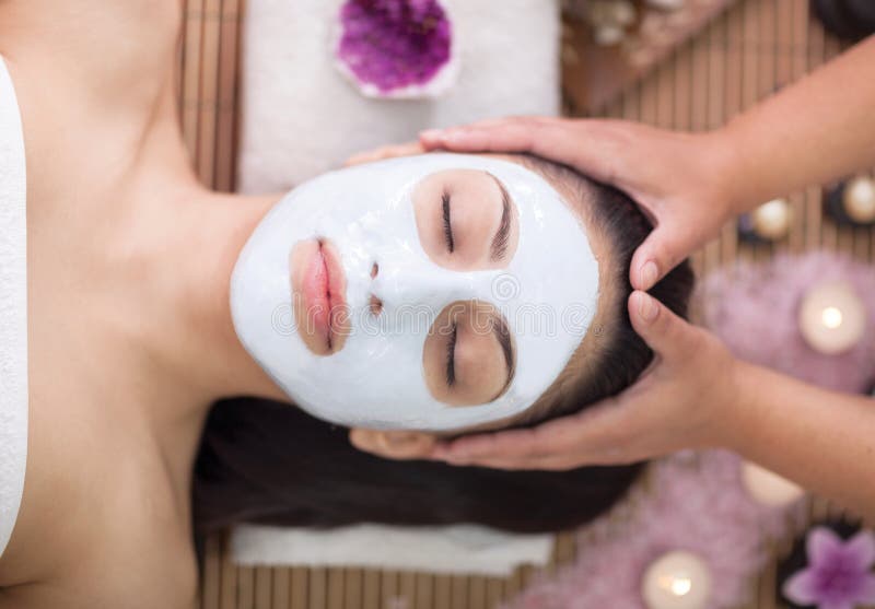 Θεραπεία SPA για τη νέα γυναίκα που έχει την του προσώπου μάσκα στο σαλόνι ομορφιάς στοκ φωτογραφίες Θεραπεία SPA για τη νέα γυναίκα που έχει την του προσώπου μάσκα στο σαλόνι ομορφιάς στοκ φωτογραφίες