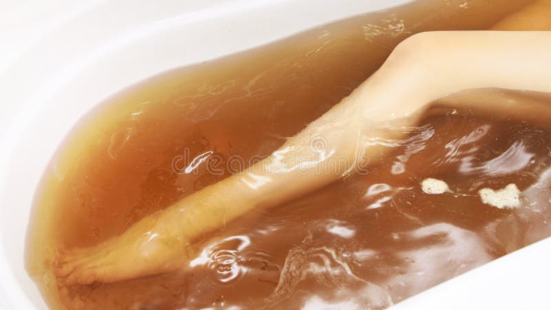 Θεραπεία λουτρών κοριτσιών Detox Maral υγεία αίματος εσωρούχων skincare Οργανικός χαλαρώστε τη σκάφη σωμάτων γυναικών Νέο θηλυκό στοκ εικόνες με δικαίωμα ελεύθερης χρήσης