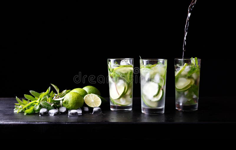 Θερινές διακοπές προετοιμασιών Mojito που αναζωογονούν το τροπικό ποτό μη οινοπνεύματος κοκτέιλ στο γυαλί με τη σόδα εμπορίου στοκ φωτογραφία με δικαίωμα ελεύθερης χρήσης