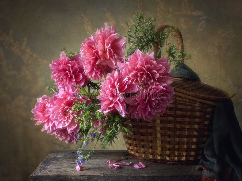 Θερινή floral ακόμα ζωή με τις όμορφες ντάλιες ανθοδεσμών σε ένα καλάθι στοκ εικόνες