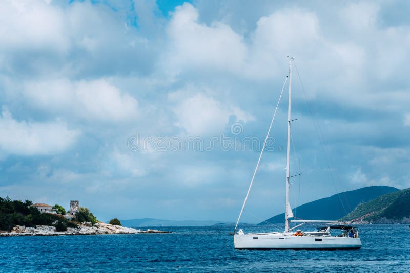 Θερινό τοπίο του λιμένα Φισκάρδο Άσπρη βάρκα πανιών στον όμορφο ήρεμο κόλπο απέναντι από τη δύσκολη ακτή Γραφική υπαίθρια σκηνή στοκ εικόνες Θερινό τοπίο του λιμένα Φισκάρδο Άσπρη βάρκα πανιών στον όμορφο ήρεμο κόλπο απέναντι από τη δύσκολη ακτή Γραφική υπαίθρια σκηνή στοκ εικόνες