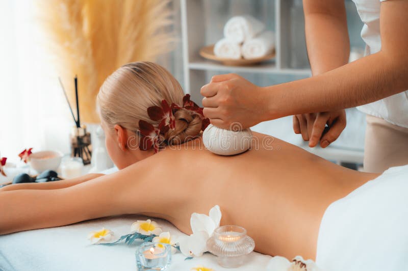 θερμή φυτική σφαίρα λουτρό μασάζ σώμα ημέρα spa. κουίζ στοκ εικόνες