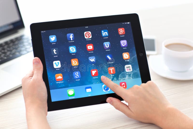 Θηλυκά χέρια που κρατούν iPad με τα κοινωνικά μέσα app στην οθόνη μέσα στοκ εικόνες Θηλυκά χέρια που κρατούν iPad με τα κοινωνικά μέσα app στην οθόνη μέσα στοκ εικόνες