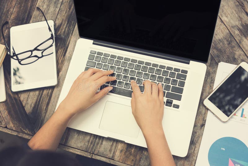 Θηλυκά χέρια στο πληκτρολόγιο lap-top με μια άλλη ταμπλέτα υπολογιστών επάνω στοκ φωτογραφίες με δικαίωμα ελεύθερης χρήσης