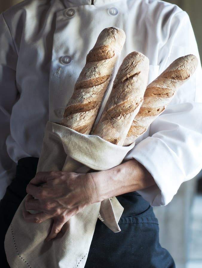 Αρχιμάγειρας με φρέσκο Baguette στοκ εικόνες με δικαίωμα ελεύθερης χρήσης
