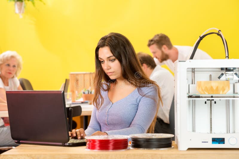Θηλυκός σχεδιαστής που χρησιμοποιεί το lap-top από τον τρισδιάστατο εκτυπωτή στο στούντιο στοκ φωτογραφίες με δικαίωμα ελεύθερης χρήσης Θηλυκός σχεδιαστής που χρησιμοποιεί το lap-top από τον τρισδιάστατο εκτυπωτή στο στούντιο στοκ φωτογραφίες με δικαίωμα ελεύθερης χρήσης