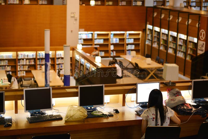 Θηλυκός υπολογιστής χρήσης φοιτητών πανεπιστημίου στην πανεπιστημιακή βιβλιοθήκη Shantou, η ομορφότερη πανεπιστημιακή βιβλιοθήκη στοκ εικόνα
