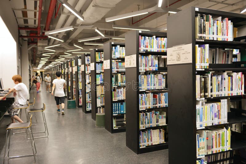 Θηλυκός υπολογιστής χρήσης φοιτητών πανεπιστημίου στην πανεπιστημιακή βιβλιοθήκη Shantou, η ομορφότερη πανεπιστημιακή βιβλιοθήκη στοκ εικόνα με δικαίωμα ελεύθερης χρήσης