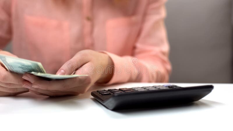 Θηλυκά τραπεζογραμμάτια δολαρίων λογιστών μετρώντας, οικογενειακός προϋπολογισμός προγραμματισμού νοικοκυρών στοκ εικόνα Θηλυκά τραπεζογραμμάτια δολαρίων λογιστών μετρώντας, οικογενειακός προϋπολογισμός προγραμματισμού νοικοκυρών στοκ εικόνα